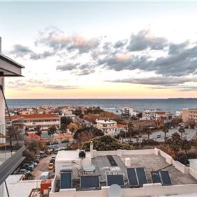 3 bedroom penthouse apartment with pool in Chania town, sleeps 6